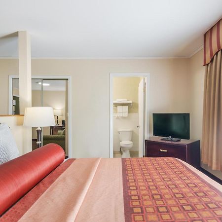 Rodeway Inn Weedsport Exterior foto