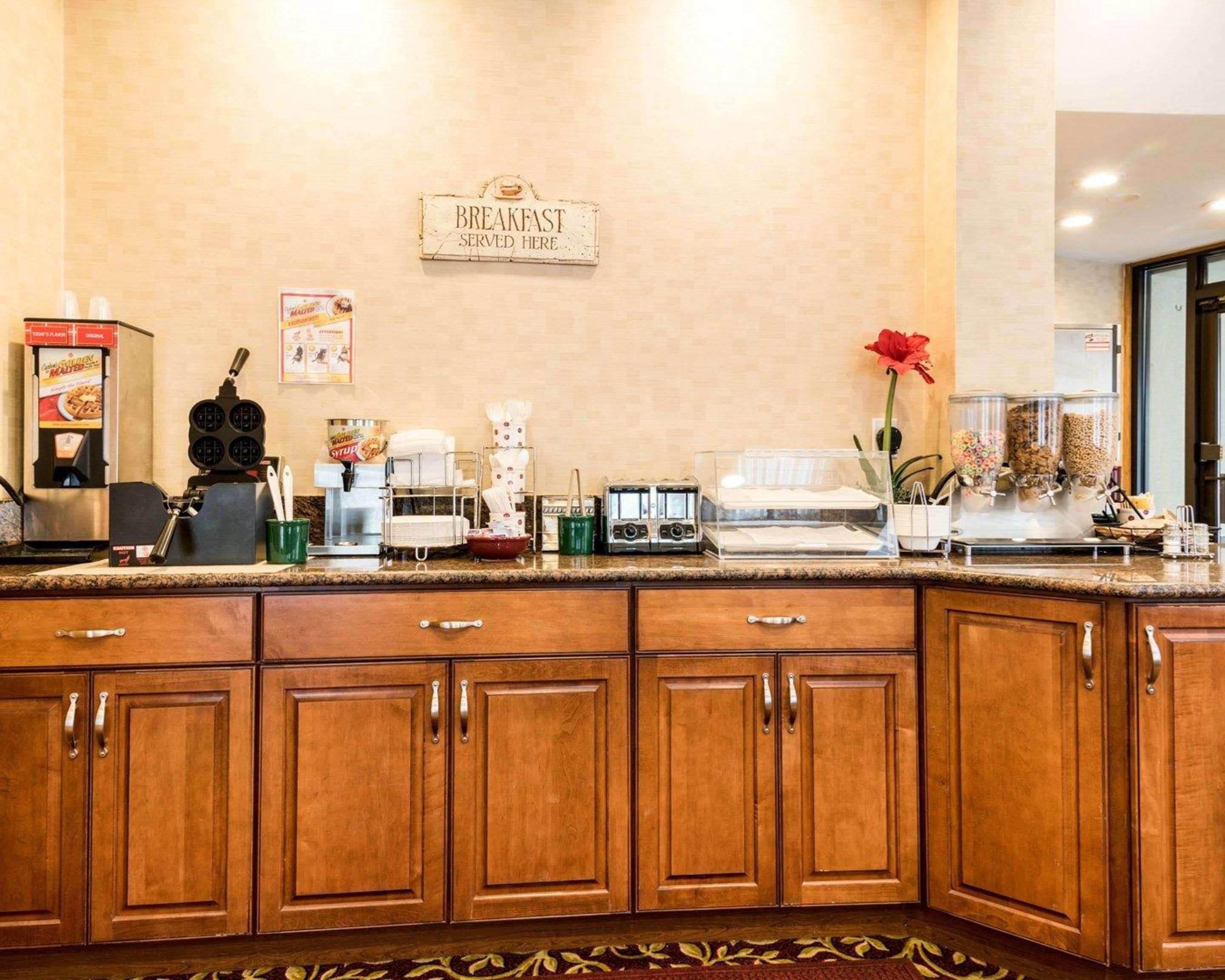 Rodeway Inn Weedsport Exterior foto